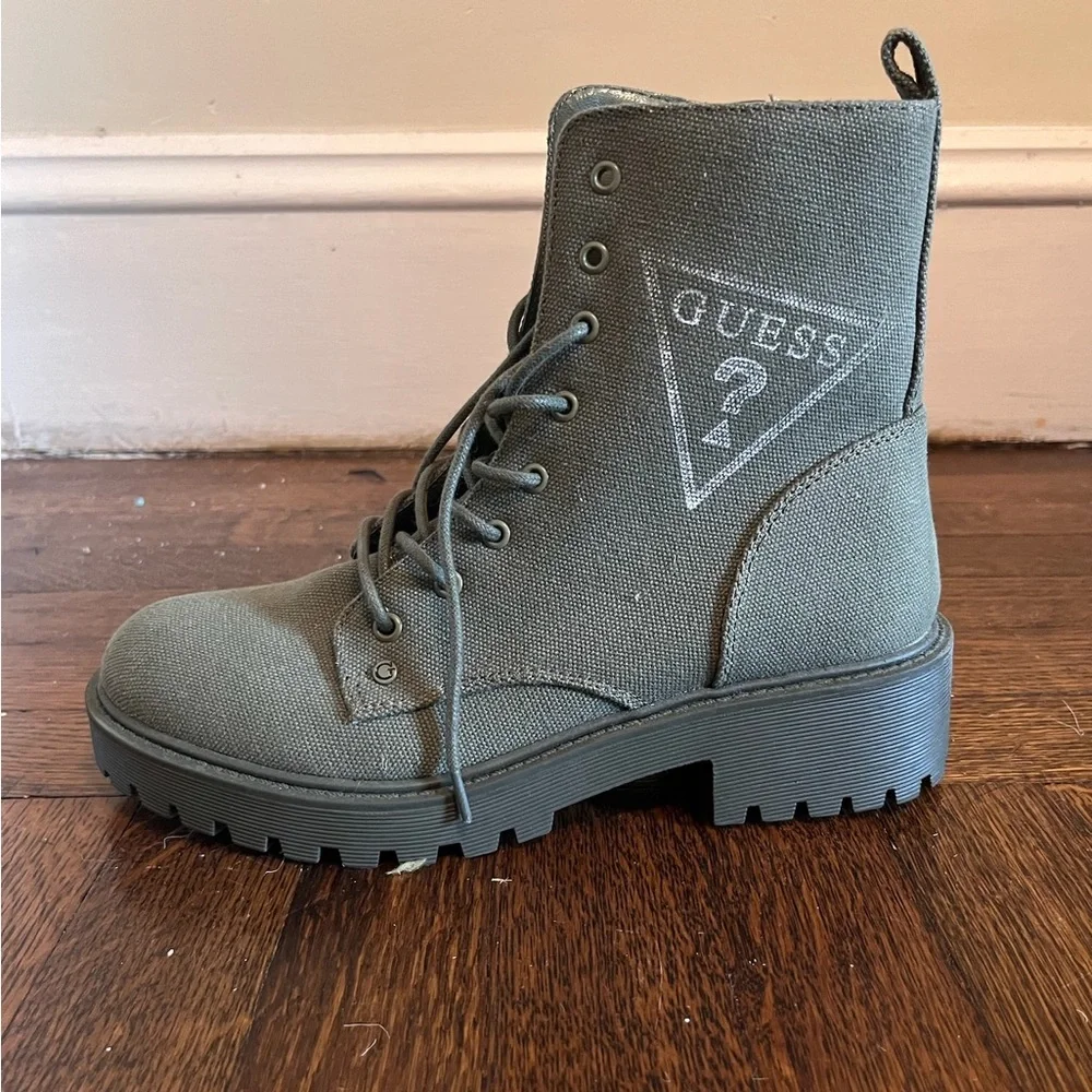 Women’s size 8 Guess Combat Boot - Picture 1 of 4